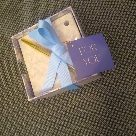 Notepad and Pen Giftset - white and periwinkle blue - Picture 3 of 6